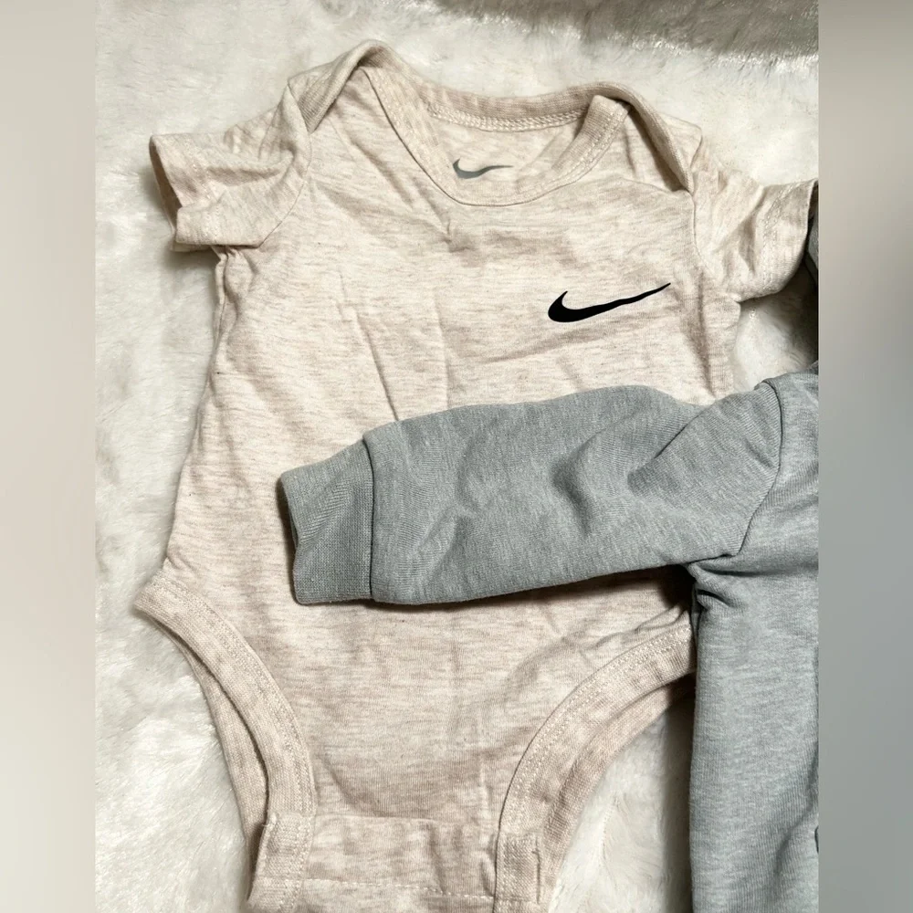 BOYS NEWBORN 3 PIECE NIKE JOGGER & ONESIE - Picture 2 of 4